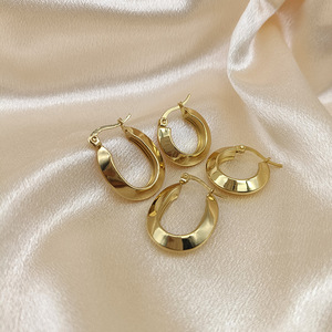 ต่างหูห่วงแบนแบบมินิมอลของเลน่า |   สแตนเลสสตีลชุบทอง 18K PVD |   เครื่องประดับสำหรับผู้หญิงที่ไม่ก่อให้เกิดอาการแพ้และกันน้ำ - Product Image 5