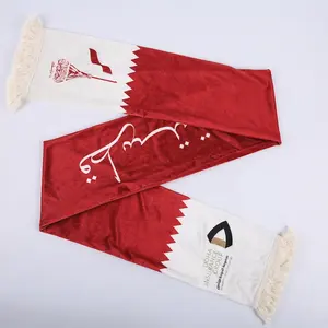 Doux imprimé blanc et rouge longue football écharpe en tricot personnalisé pour le football avec des glands