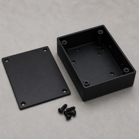 Boîtier pour projet électronique avec supports de montage PCB - Mini boîtier de commande noir avec revêtement poudré et ouvertures pour câbles