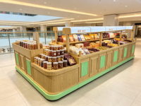 Un nouveau type d'armoire de présentation commerciale en bois pour en-cas et noix, équipée de compartiments et d'éclairages.