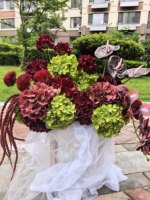 Arrangement floral bordeaux et vert, centre de table en fleurs, boule de fleurs artificielles en soie verte d'hortensia avec amarante suspendue