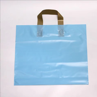 Sac de courses refermable en plastique PE tendance avec poignée découpée épaisse, option logo personnalisé, pour supermarché et emballage cadeau