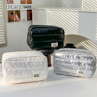 Pochettes cosmétiques matelassées roses souples de luxe avec logo personnalisé pochette de rangement pour maquillage sac de soin de la peau pochette de maquillage portable à fermeture éclair de voyage