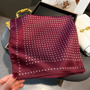 <span class=keywords><strong>Foulard</strong></span> carré vintage bordeaux effet <span class=keywords><strong>soie</strong></span> motif cachemire 27 pouces, bandana <span class=keywords><strong>en</strong></span> satin pour cheveux, cou, sac, <span class=keywords><strong>foulard</strong></span> doux <span class=keywords><strong>en</strong></span> satin OEM/ODM - Product Image 2
