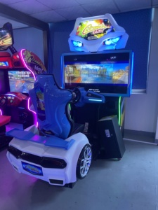 Máquina de Carreras Arcade de 42 Pulgadas con Asiento con Movimiento, 1 Año de Garantía, Idioma Inglés - Product Image 3