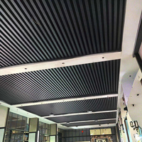 Plafond suspendu moderne en aluminium à grain de bois en forme de U, ignifuge classe A, insonorisant, pour hôpitaux et centres commerciaux
