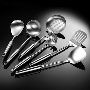 طقم أدوات مطبخ أنيق من الفولاذ المقاوم للصدأ 304، آمن للغسل في غسالة الأطباق، يشمل مغرفة ووك وملعقة تقليب معدنية عالية الجودة - Product Image 1
