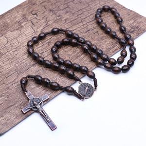 Collana all'ingrosso del rosario Cristo preghiera croce <span class=keywords><strong>cattolica</strong></span> tessitura marrone scuro di riso collana croce di legno - Product Image 4