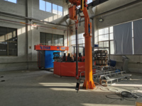 Machine de moulage par rotation pour plastique et machine de fabrication de plateaux en plastique par moulage rotatif