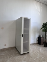 Armoire serveur réseau 42U 19 pouces sur mesure en acier SPCC, rack autoportant avec protection IP20 en stock pour centre de données