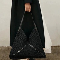 Dreieckige Stroh-Tragetasche Luxuriöse Raffia-Gewebte Strand-Schultertasche für Damen Großhandel Maßgefertigte Sommer-Bucket-Hobo-Handtasche