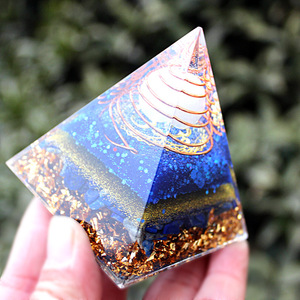 Pyramide en résine époxy cristalline, ornement de bureau artisanal, décoration intérieure, impression UV, gravure interne, lapis-lazuli bleu or - Product Image 3