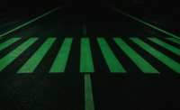 Technologie de photoluminescence de 2e génération, marquages luminescents apparaissant blancs de jour et verts de nuit, peinture thermoplastique