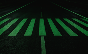 Tecnología de Fotoluminiscencia de Segunda Generación, Marcas Luminiscentes que Aparecen Blancas de Día y Brillan en Verde por la Noche, Pintura Termoplástica - Product Image 5