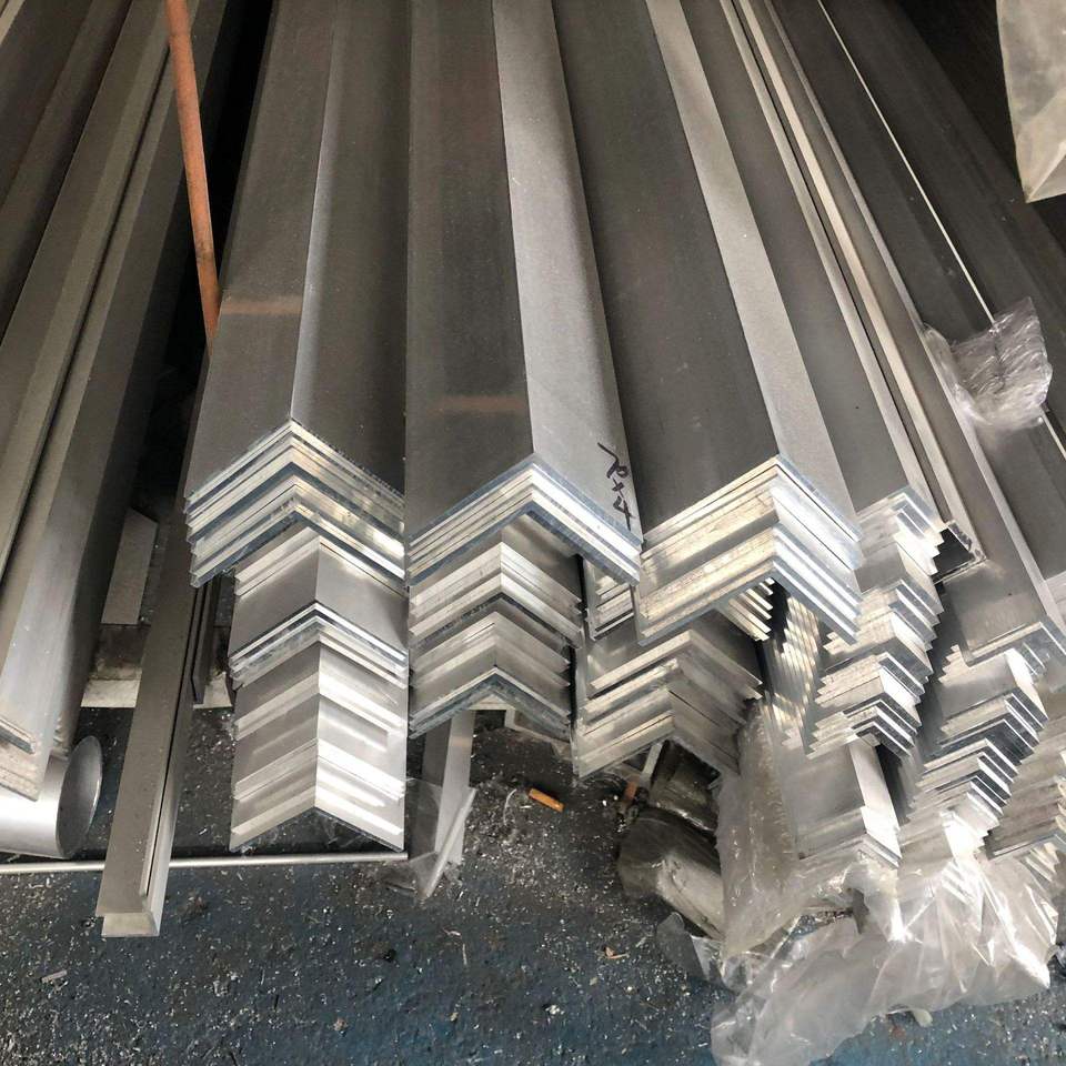 L 90 x 90 x 8 Hot Rolled Steel Equal Leg Angle