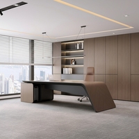 Bureau de direction de style artistique minimaliste avec design unique de pieds de table inclinés, grand format, pour espace de bureau de luxe