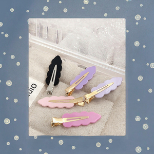 Accesorios para el Cabello Elegantes y a la Moda, Hermosas Horquillas de Color Sólido Brillante, Acrílicas, Geométricas, con Borde Ondulado, sin Costuras - Product Image 2