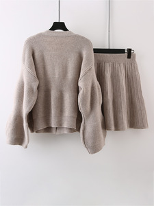 Completo da donna di alta gamma, nuovo, stile <span class=keywords><strong>corto</strong></span> <span class=keywords><strong>e</strong></span> raffinato, composto da top a maniche lunghe <span class=keywords><strong>e</strong></span> gonna corta, due pezzi. - Product Image 3