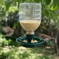 Mangeoire à oiseaux suspendue d'extérieur en forme de bouteille de soda, en plastique résistant aux intempéries, distributeur automatique de graines, plateau de perchoir pour oiseaux de jardin et de balcon