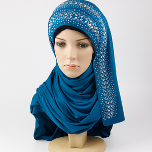 Vente en gros de foulards musulmans bon marché pour femmes, couleurs unies, châle en coton, <span class=keywords><strong>hijab</strong></span> avec strass, hiver, été, printemps, automne, tous les bonnets - Product Image 1