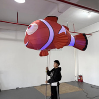 Grand ballon publicitaire gonflable en forme de poisson tropical en tissu Oxford avec lumière LED et taille personnalisée pour défilé et spectacle