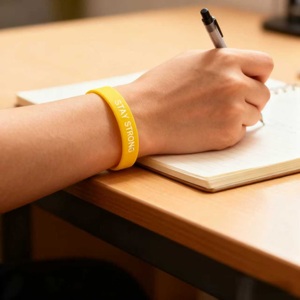 Bracelet en silicone personnalisable de haute qualité avec logo sur mesure – Promotionnel, écologique, sérigraphié, idéal pour les anciens étudiants/cohorts - Product Image 6