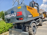 L'excavatrice Hyundai 210WVS d'occasion est en bon état et offre une efficacité et une fiabilité exceptionnelles