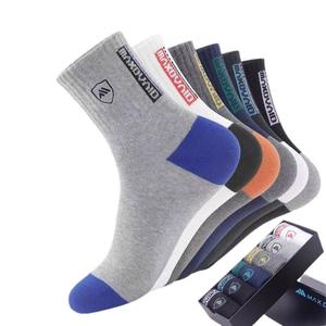 Chaussettes de sport athlétiques pour hommes en coton supérieur, rayées blanches et noires, respirantes, sans effort, personnalisables, avec logo, tendance 2026 - Product Image 4