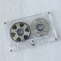 Cassette audio transparente avec bobines dorées pour l'enregistrement et la collection, style vintage magnétique