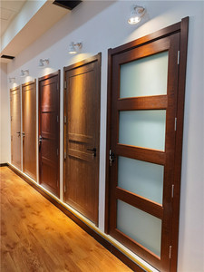Moderno Roble Gris Color WPC Montar Puerta <span class=keywords><strong>de</strong></span> Junta Dividida Nuevo Diseño Maternal Glass Super WPC Puerta Interna <span class=keywords><strong>para</strong></span> Hoteles - Product Image 3