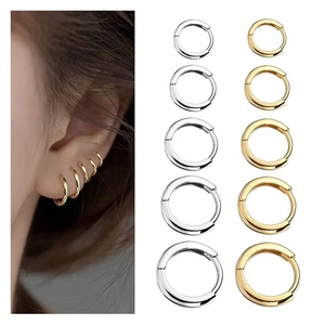 Venta al por Mayor de Joyería de Moda, Aretes de Aro Redondos de Acero Inoxidable Chapados en Oro de 18K, Aretes de Aro Lisos para Mujeres y Hombres - Product Image 3