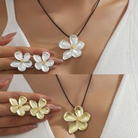 Lot de 3 Pièces Ensemble Bijoux Mode Plaqué Or 18K Alliage Métallique, Grand Pendentif Fleur, Collier Ras-du-Cou et Boucles d'Oreilles pour Femme, Doux Ensemble Bijoux Fleur