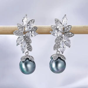 Boucles d'oreilles pendantes en argent 925 Cancan avec perles Akoya, design feuille, plaqué rhodium, perles blanches rondes AAA, bijoux de mariage, luxe pour femmes - Product Image 4