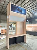 Expositor de pie rosa Millennial con caja de luz superior y mostrador de ventana empotrado, vitrina independiente para boutique
