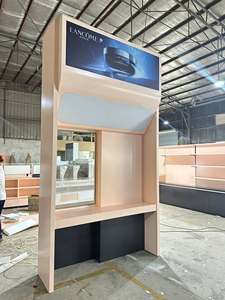 Vitrine de présentation sur pied rose Millennial avec éclairage supérieur intégré et comptoir encastré pour boutique - Product Image 2