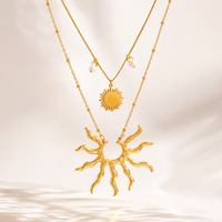 Collar SUMMLY con Colgante de Sol en Capas, Estilo Bohemio, Cadena de Acero Inoxidable con Baño de Oro PVD de 18K, Diseño de Rayos de Sol y Perlas, Apilable, para Mujer, Ideal para Vacaciones
