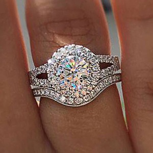 Elegante anello con pietre per donna, design scintillante intarsiato, gioielli alla moda per tutti i giorni - Product Image 1