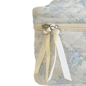 Borsa trapuntata per il trucco floreale pieghevole in PVC custodia per articoli da toeletta cosmetici da viaggio per uso bagno o regali per amici - Product Image 4