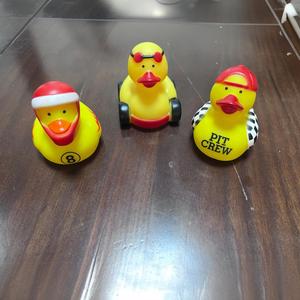 Canards en caoutchouc pour pilotes de voitures de course avec <span class=keywords><strong>casque</strong></span> et casquette de baseball Jouets pour baignoire et canard en Jeep - Product Image 2