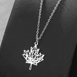Collier Pendentif Géométrique en Acier Inoxydable Plaqué Or 18K, Bijou Tendance pour Usage Quotidien, Idéal Cadeau - Product Image 3