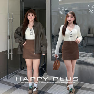 Ensemble décontracté trois pièces pour femme : haut en maille blanc, jupe en daim marron, veste en cuir couleur cacao, manches longues, coupe trapèze, mini-jupe. - Product Image 4