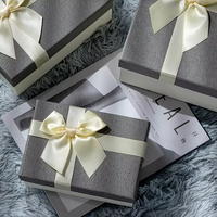 Caja de regalo gris con cinta de satén crema, etiqueta de cuerda con diseño de cuchara para suculentas, set de plantas para jardinería de invernadero, exhibición al por mayor con relieve