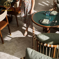 Table en bois vintage avec cappuccino et café, chaise en rotin, banquette carrée en cuir, meubles pour restaurant et hôtel commerciaux