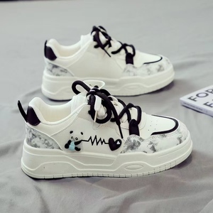 Nuevas Zapatillas Blancas para Mujer, Versátiles, Estilo Deportivo, con Suela Gruesa, Sensación de Internet, Estilos de Primavera y Otoño - Product Image 1