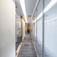 Cloisons de séparation de bureau modulaires pliables en verre trempé transparent, design moderne personnalisable pour les espaces scolaires et de bureau