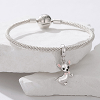 Charmant pendentif chien chihuahua plaqué argent avec oreilles roses et nœud papillon en alliage, idéal pour un cadeau de bijoux unisexe