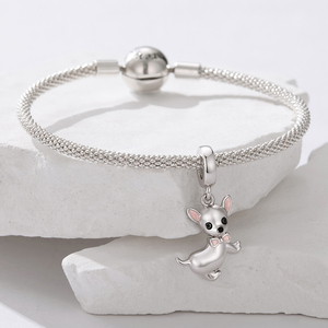 Lindo Colgante de Aleación Plateado con Forma de Perro Chihuahua con Orejas Rosas y Lazo, Ideal para Regalo de Joyería Unisex - Product Image 2