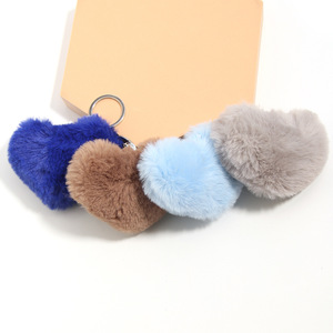 Al por mayor Llaveros de peluche con forma de corazón de fresa, con estampado de leopardo, estilo pompón, y colgantes para bolso - Product Image 2