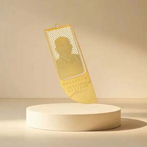 Marcapáginas de Metal Dorado Personalizados, Aleación de Zinc con Baño de Oro y Plata, Grabado Tipo Tallado - Product Image 3