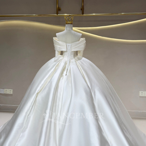 Robe de mariée longue élégante et moderne JFH130, en satin ivoire, avec décolleté cœur, épaules dénudées, dentelle, fleurs en cristal et appliques - Product Image 6